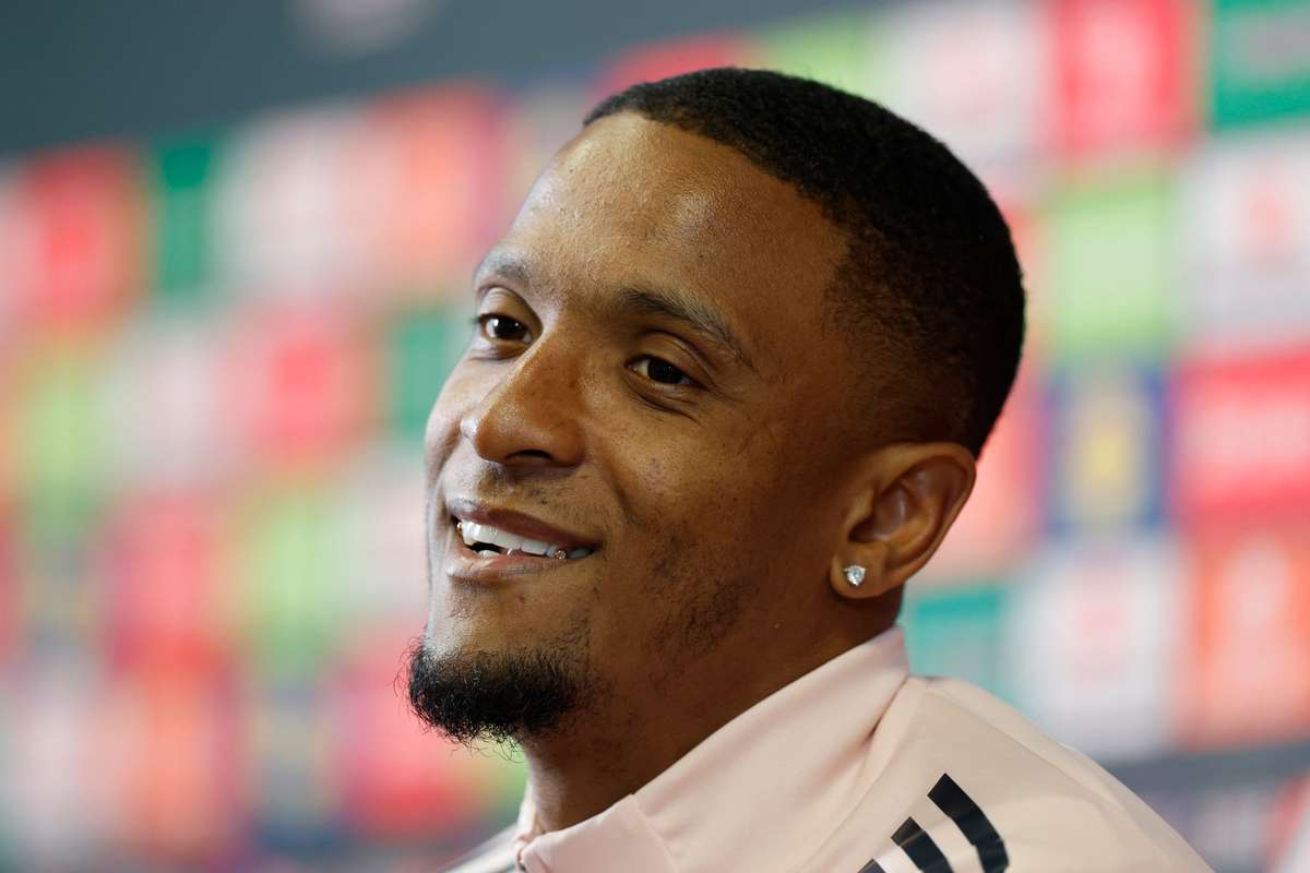 Ezri Konsa central do Aston Villa afirma que Principe William o tratou por Rolls Royce o que lhe basta