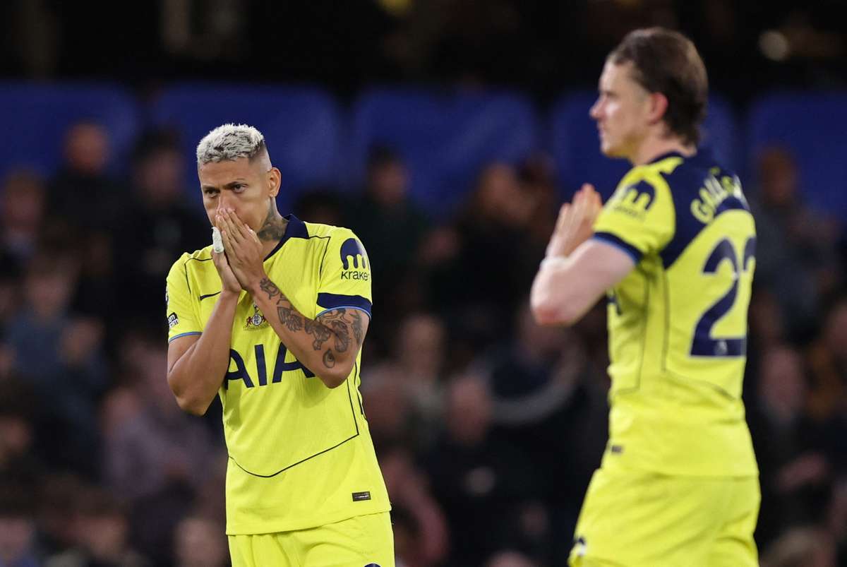Tottenham lose at Chelsea to take the Premier League relegation scrap to the final day