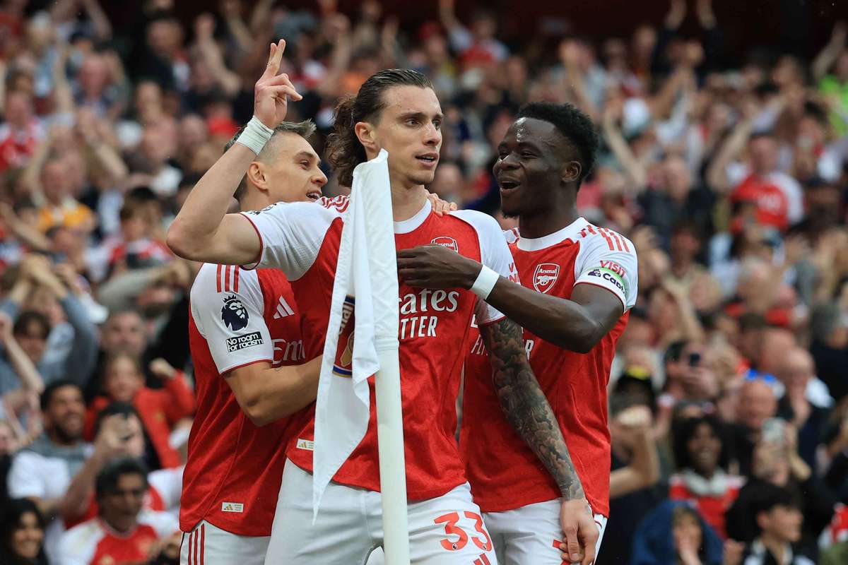 Nwankwo Kanu celebra conquista do titulo da Premier League do Arsenal mais do que merecido