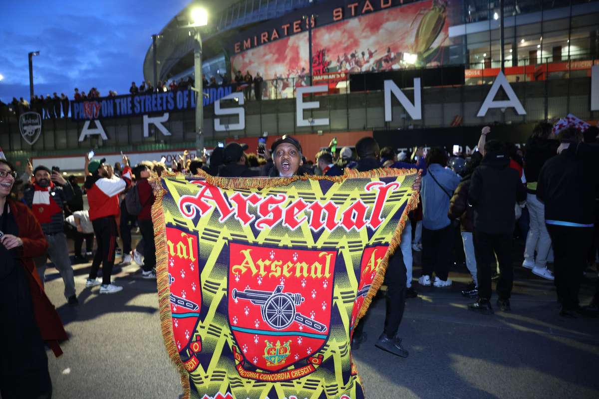 Adeptos do Arsenal festejam conquista da Premier League junto ao Emirates Stadium