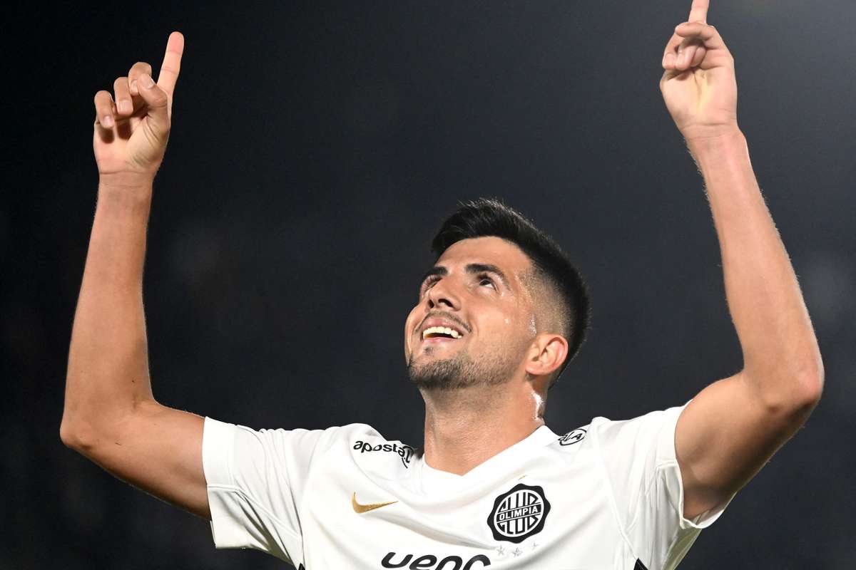 Vasco tem expulso, toma virada do Olimpia e não depende de si para ser líder na Sula