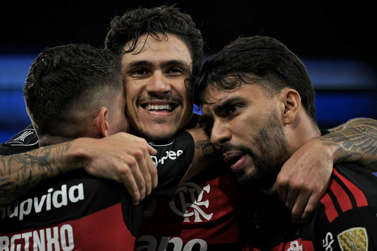 Pedro decide, Flamengo bate Estudiantes e garante vaga nas oitavas da Libertadores