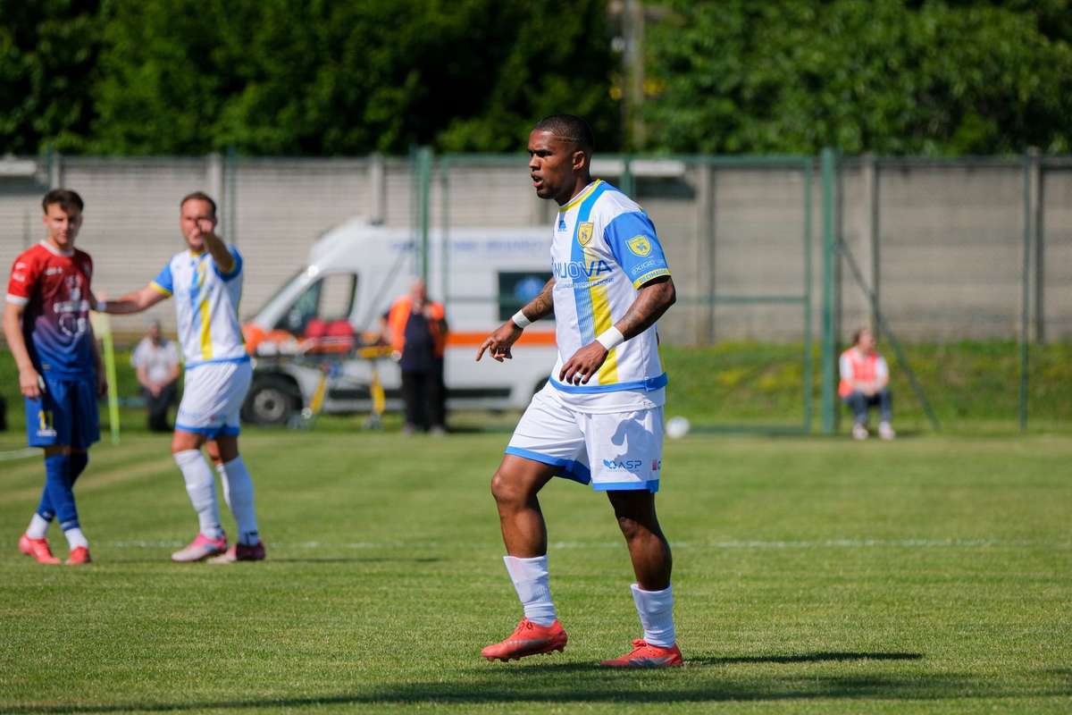 EXCLUSIVE: Douglas Costa dreams of Brazil and Argentina final at World Cup