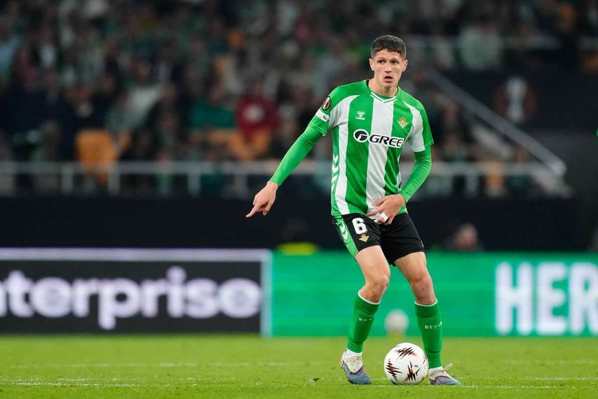 Betis responde ao interesse por Altimira: "Não precisamos de vender"