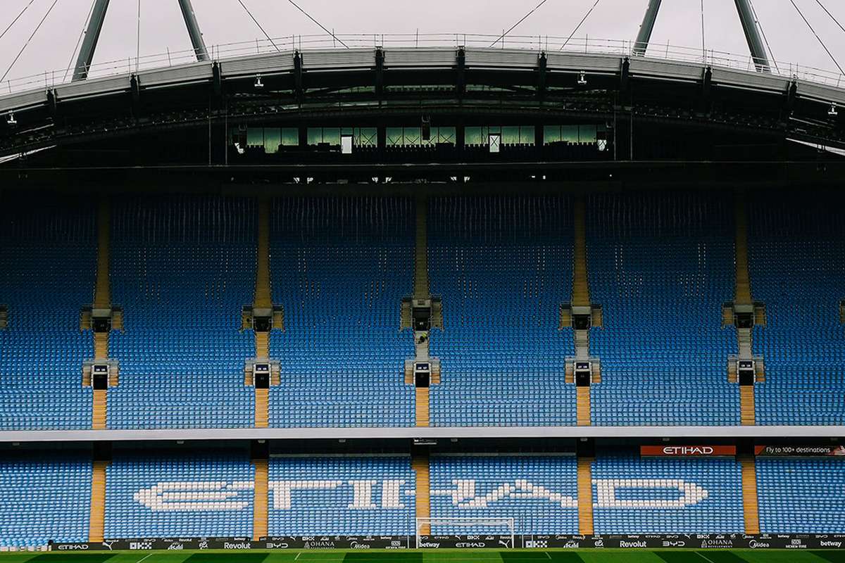 Manchester City eterniza Guardiola na bancada e com estátua no estádio