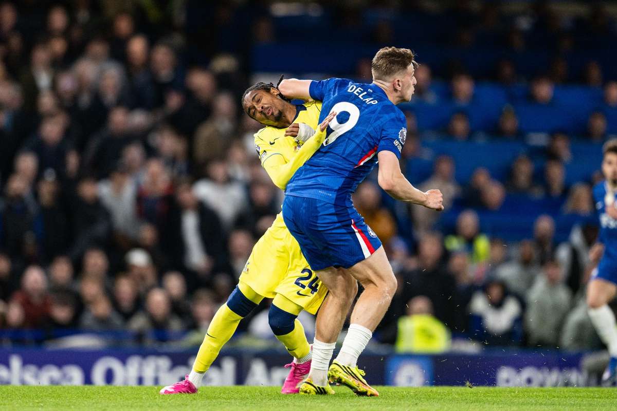 Djed Spence (Tottenham) fratura maxilar após embate com Liam Delap