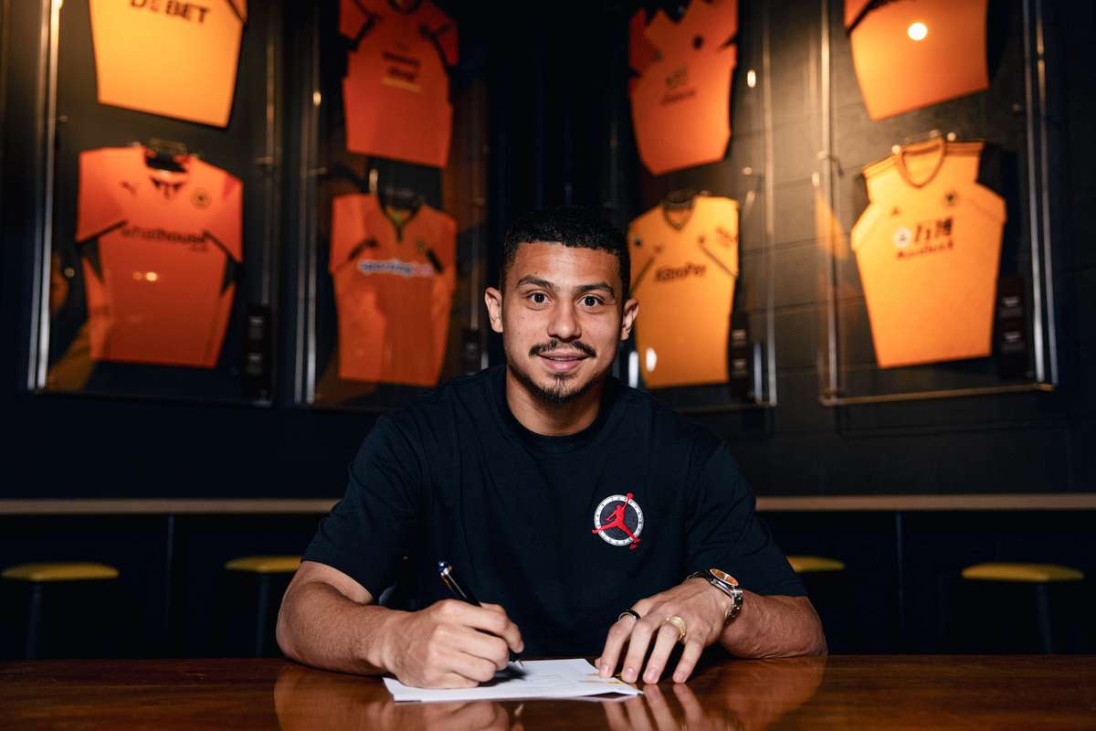André renova com o Wolverhampton e fica na descida ao Championship