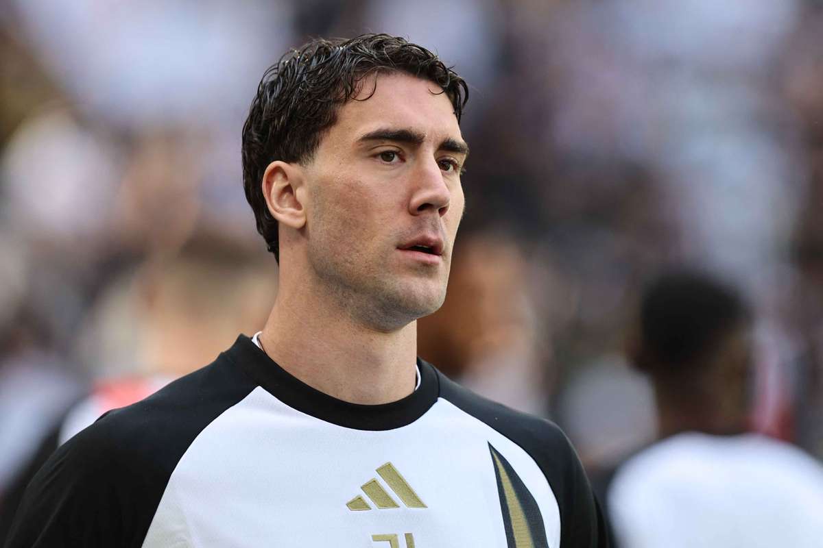 Real Madrid observa Vlahovic (Juventus) com aprovação de Mourinho