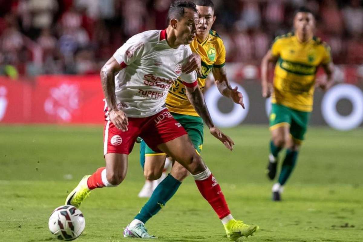 Náutico avança, derrota Cuiabá nos Aflitos e assume liderança da Série B