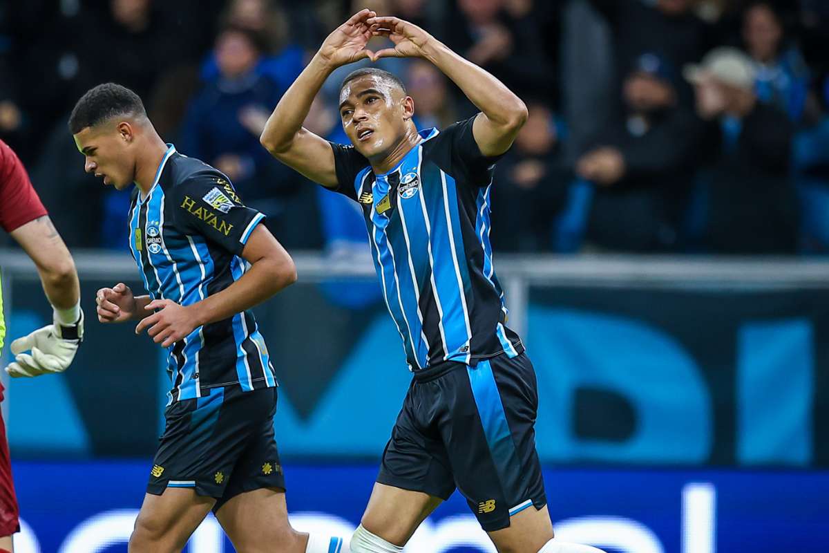 Grêmio derrota Santos em partida de cinco golos na Arena e empurra adversário para o Z4