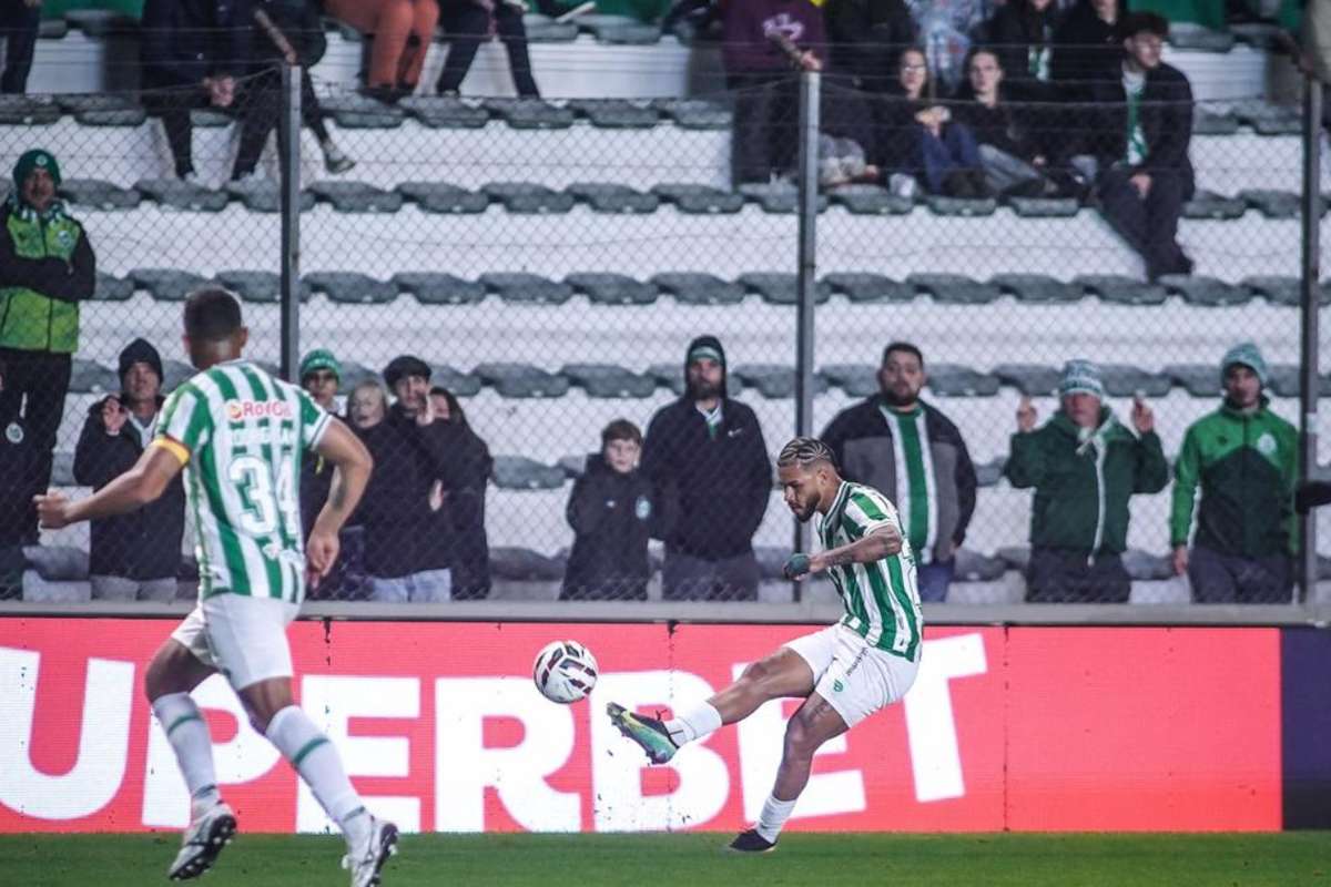 Jogador do Juventude denuncia racismo da própria torcida em jogo da Série B