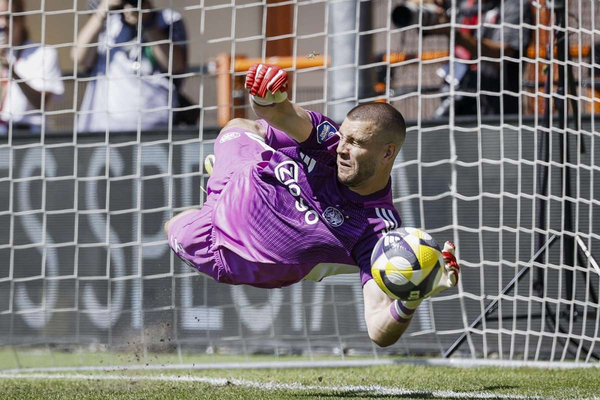 Pahlawan penalti Maarten Paes bicara tentang 'hari fantastis' saat Ajax lolos ke Eropa