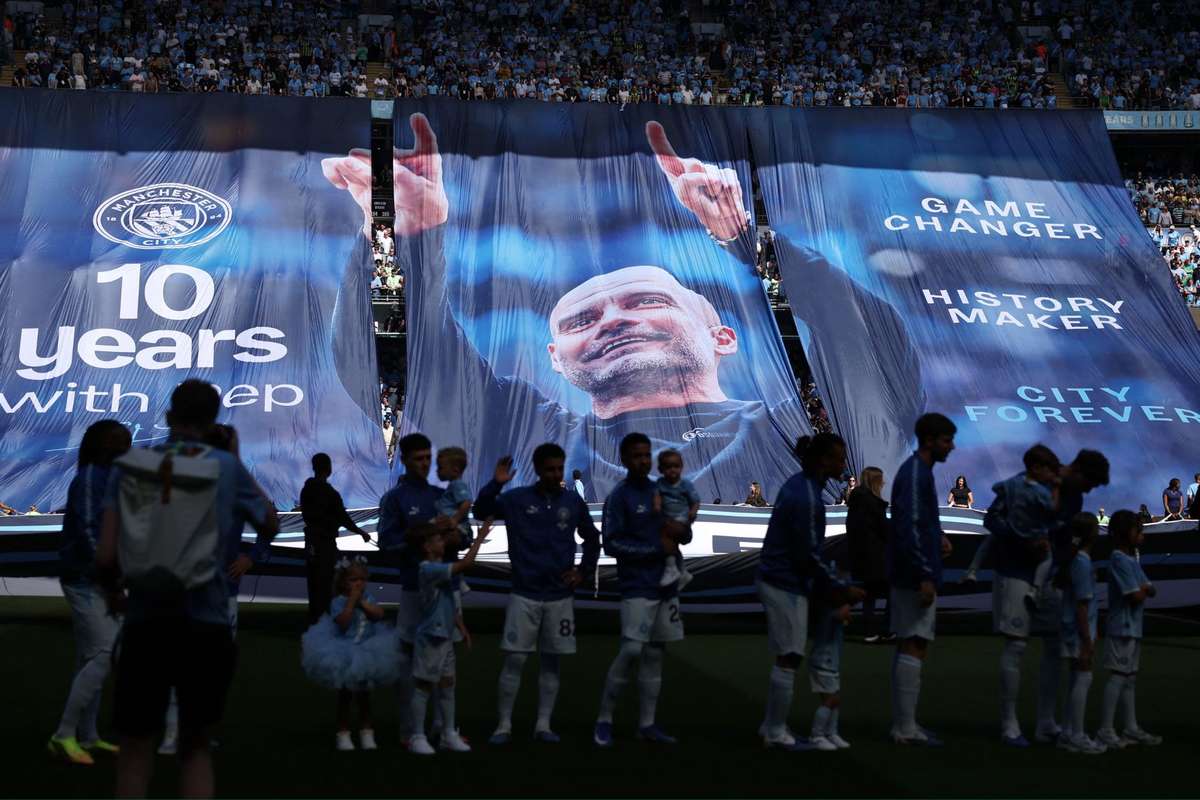 City presta homenagem a Guardiola com bandeirão e inaugura sector em seu nome no último jogo