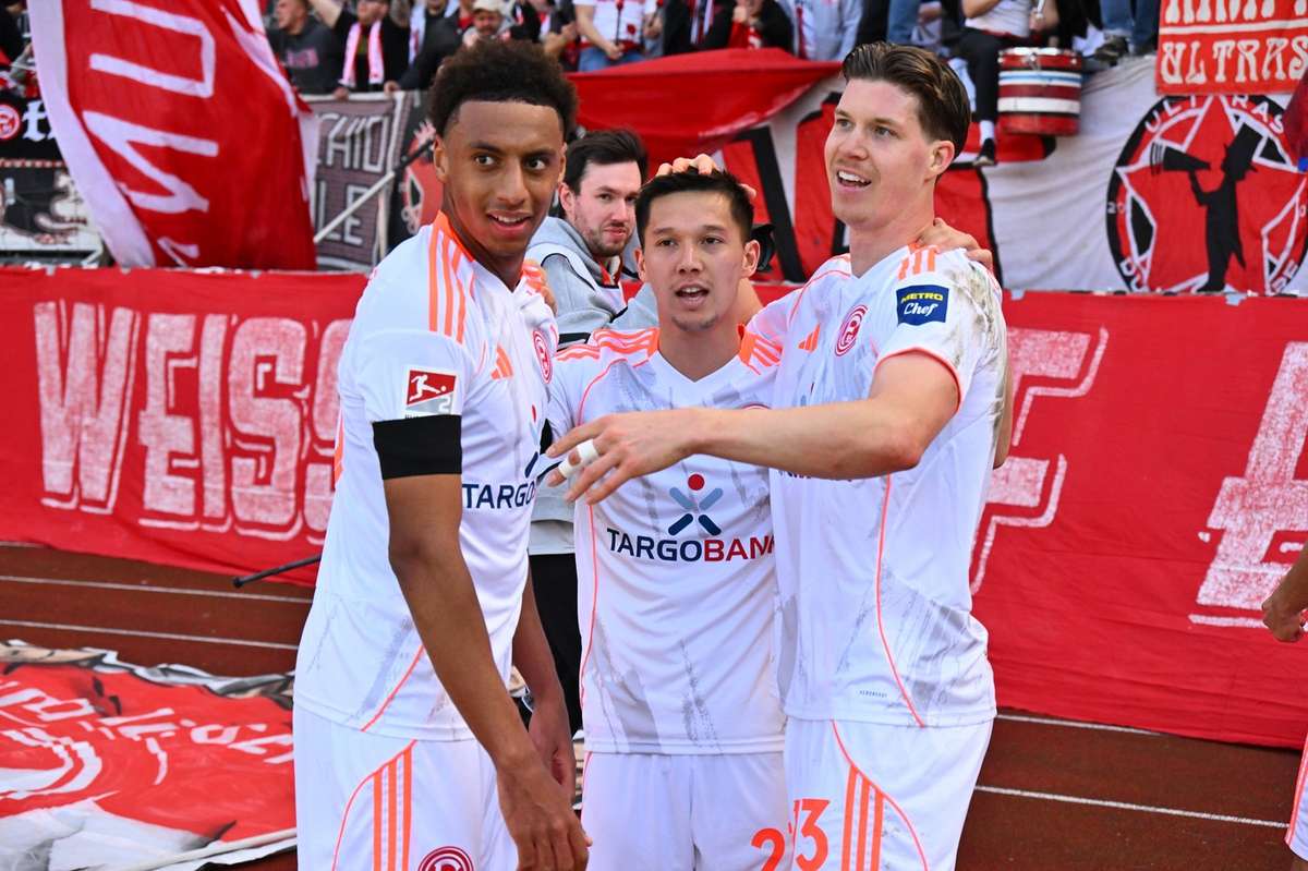 Nutzt Schalke 04 den Düsseldorfer Absturz? Duo Tanaka und Itten im Visier