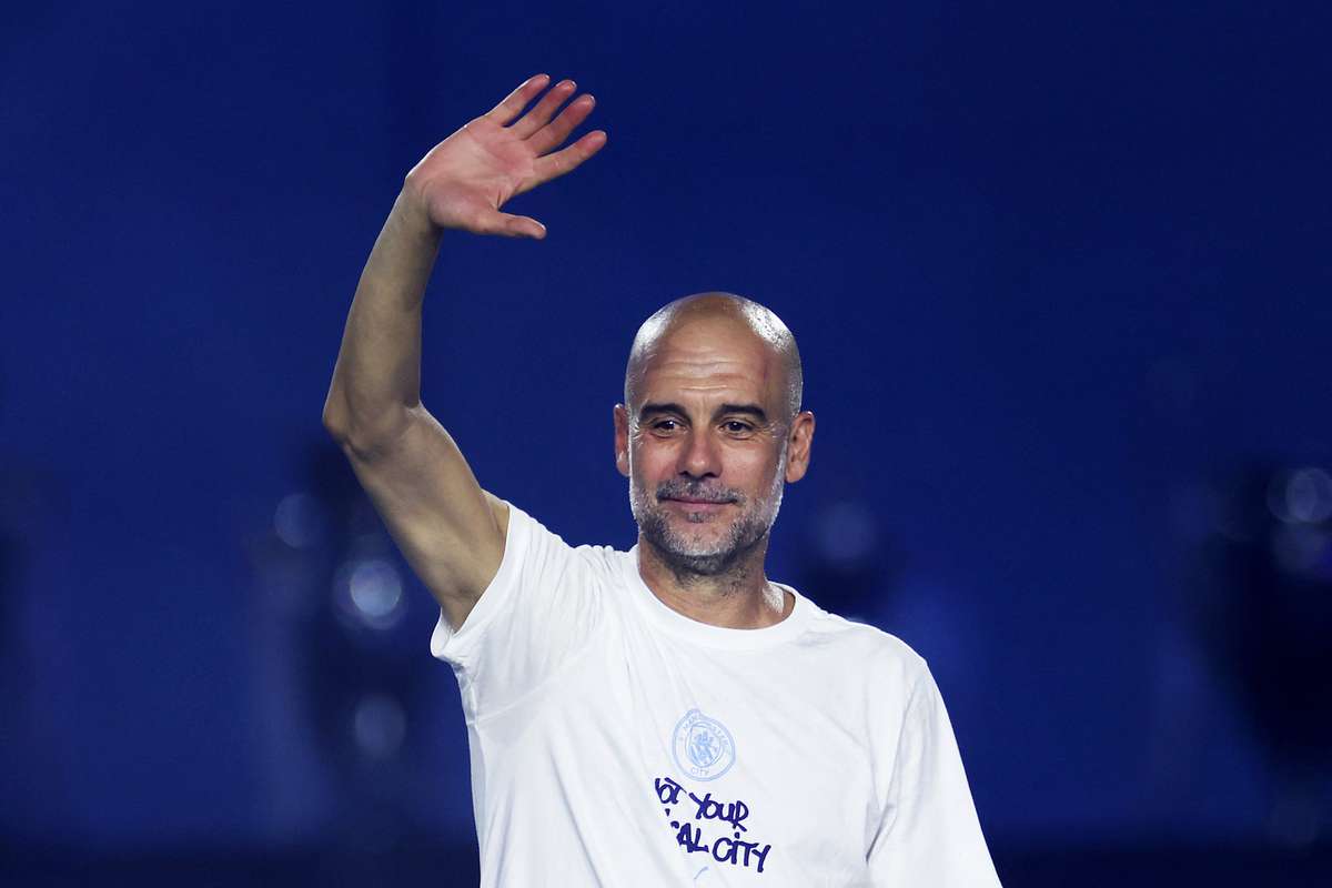 Pep Guardiola dá adeus ao Manchester City com desfile marcado pela emoção