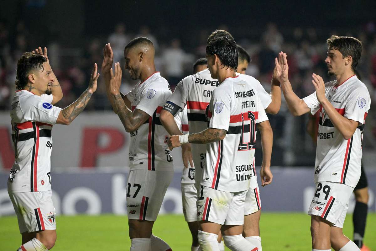Dorival celebra primeira vitória, São Paulo supera Boston River e avança para as oitavas da Sula