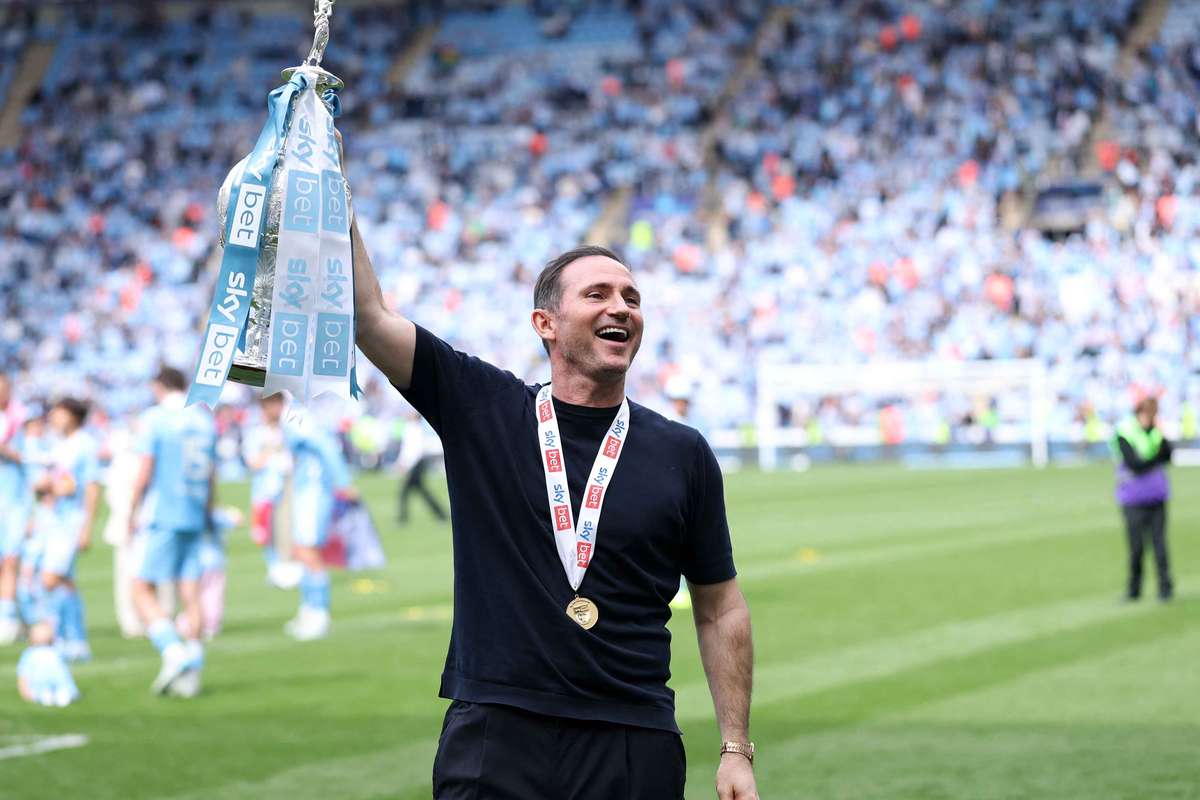 Lampard, Coventry'yi zirveye taşıyarak İngiltere'de Yılın Teknik Direktörü ödülünü kazandı