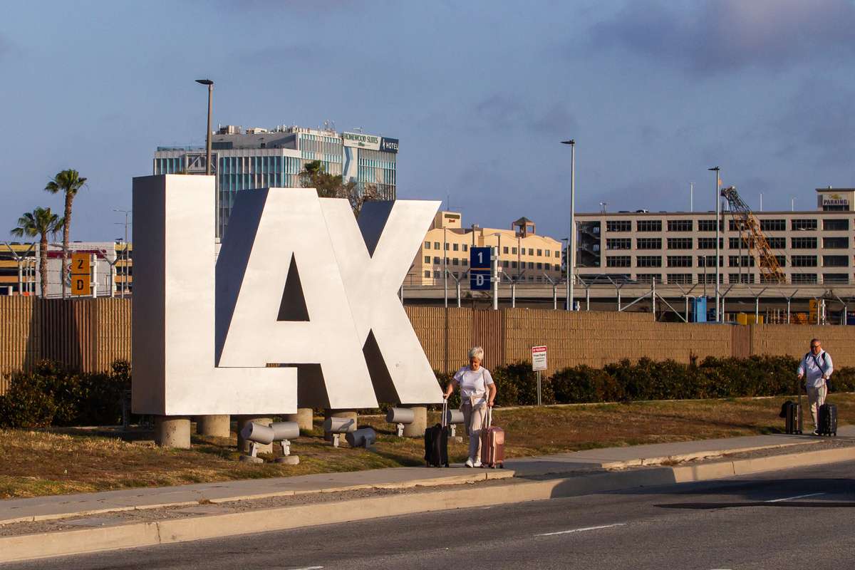 Faltando apenas días para el Mundial, el aeropuerto de Los Ángeles se vuelve un tormento para los turistas