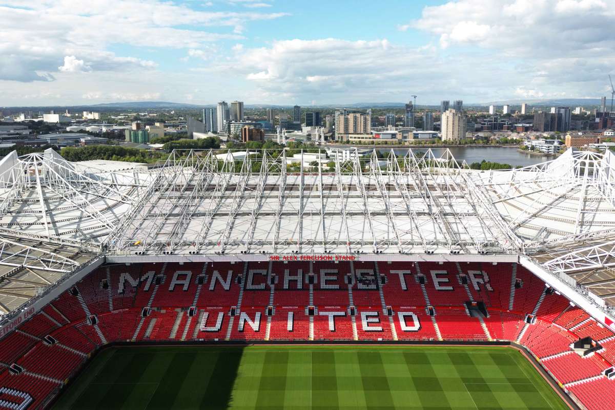 Manchester United aumenta projeção de receitas, mas apresenta prejuízo líquido de aproximadamente 15 milhões