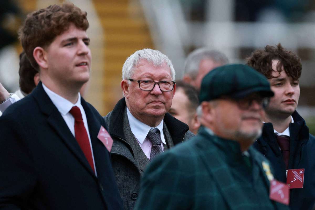 Sir Alex Ferguson ausente da cerimónia de prémios por problemas de saúde