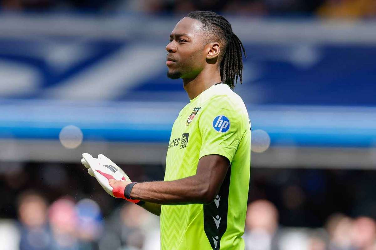 Wrexham destaca a excelente estreia de Okonkwo na Nigéria