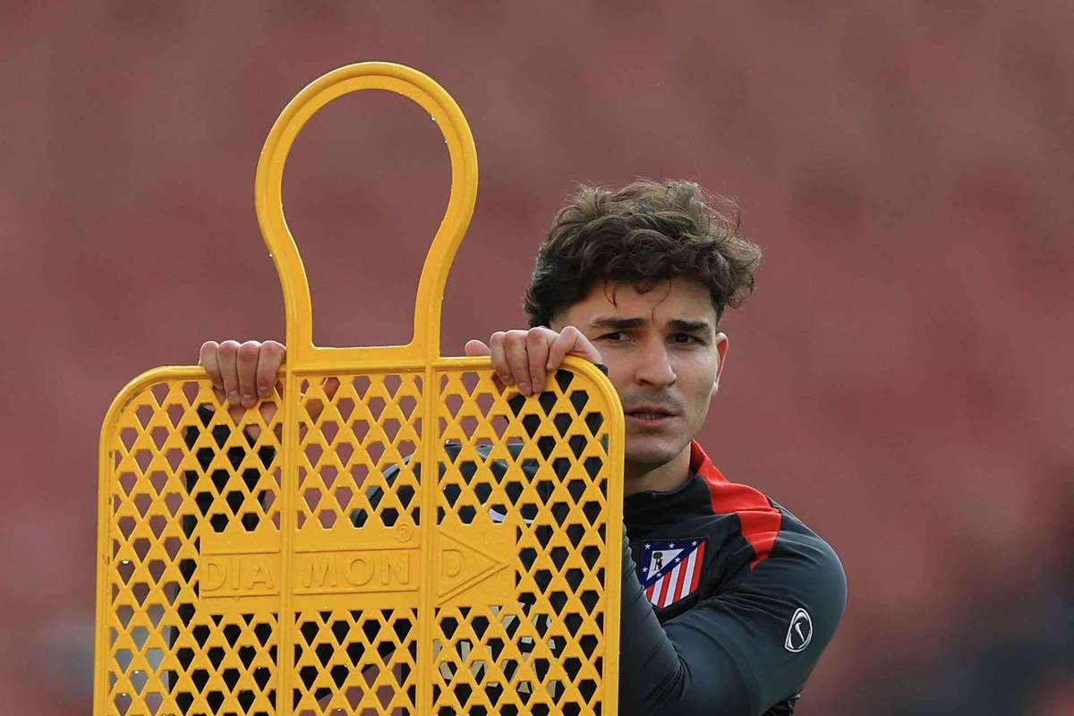 Julian Alvarez incité à choisir le PSG plutôt que le FC Barcelone