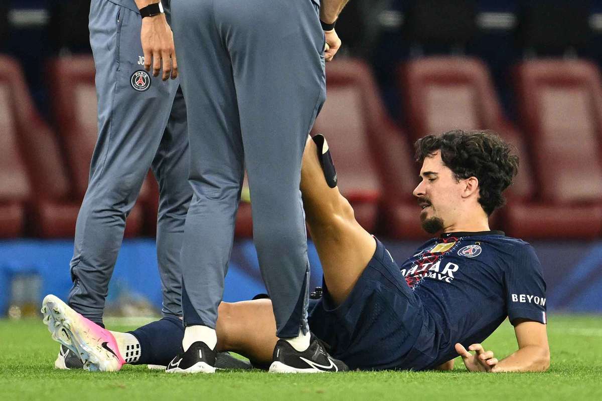 Liga dos Campeões: Vitinha manca e com dores na perna direita já durante o prolongamento