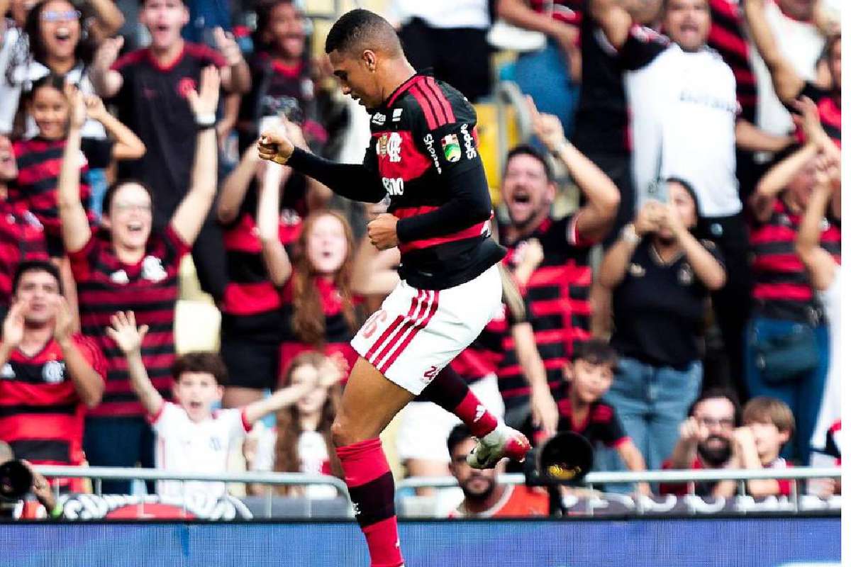 Flamengo vence Coritiba com grande atuação de Lino e volta a ganhar no Brasileirão