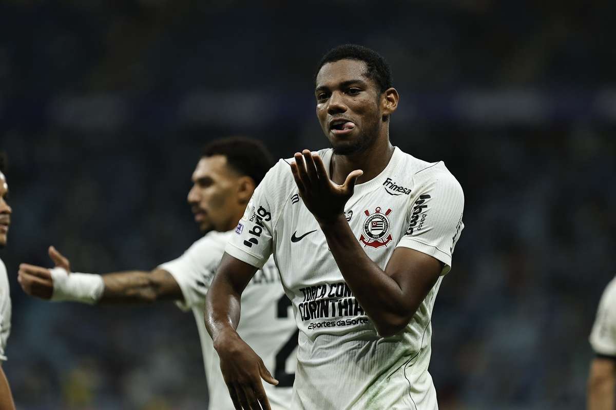 Corinthians vence Grêmio de reviravolta e salta na classificação do Brasileirão