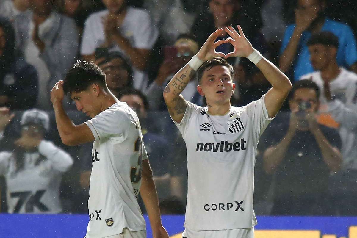 Santos derrota Vitória na Vila Belmiro e abandona zona de despromoção do Brasileirão