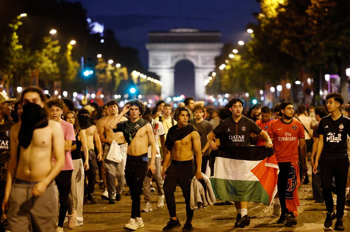 Noche prolongada y conflictiva en París con 416 arrestos, desperfectos urbanos y agentes lesionados