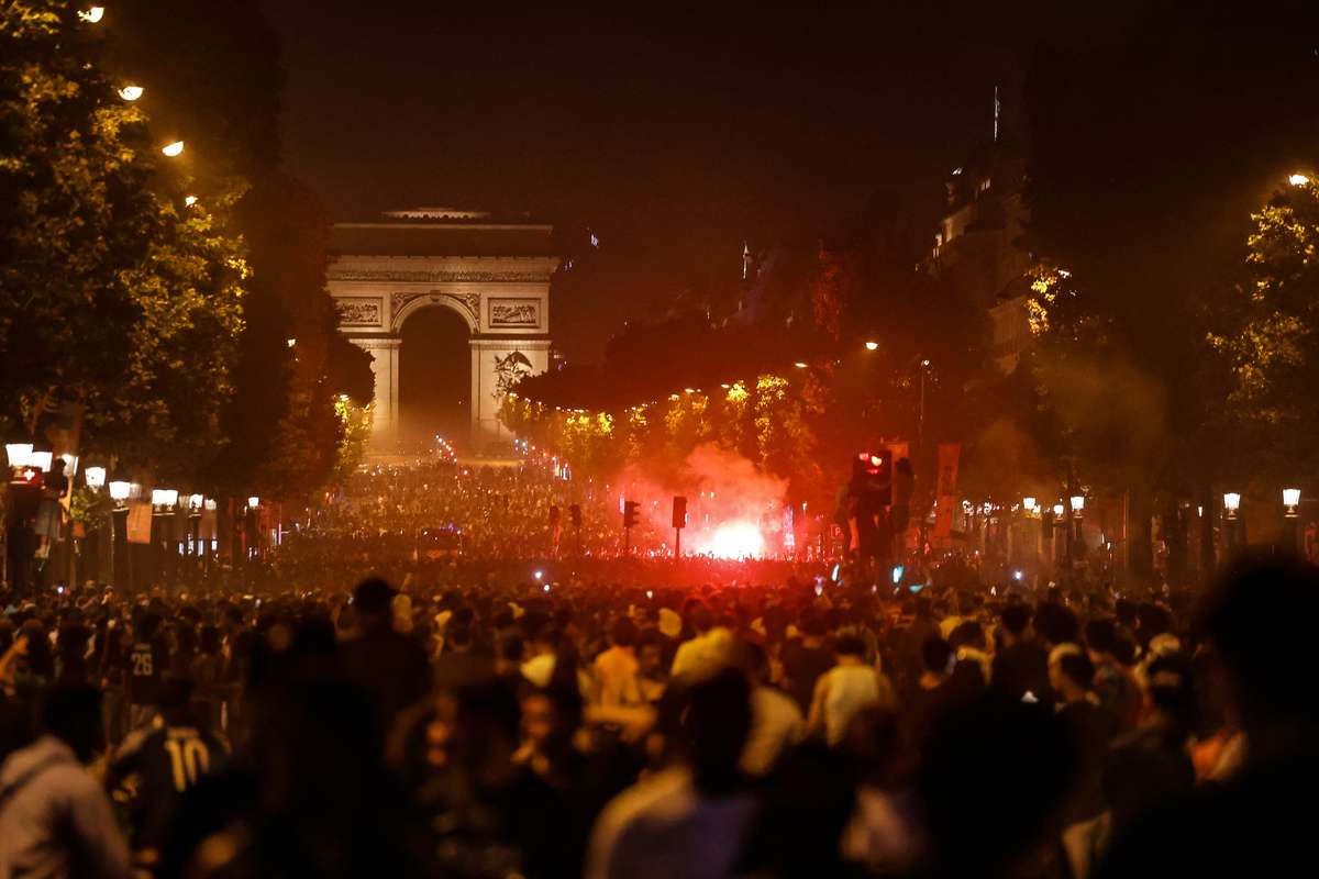 Plus de 20 000 personnes ont célébré la victoire du PSG sur les Champs-Élysées