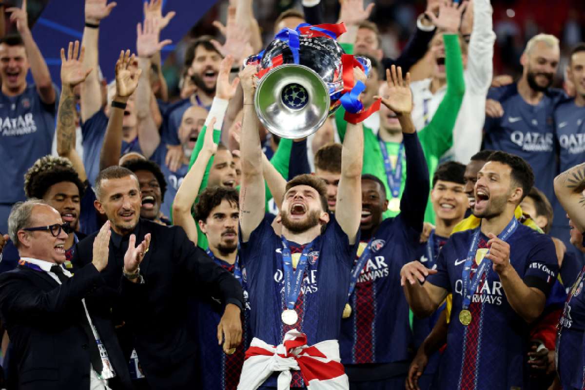 Kvaratskhelia Crowned Champions League Player of the Season as PSG Lead Team of the Season