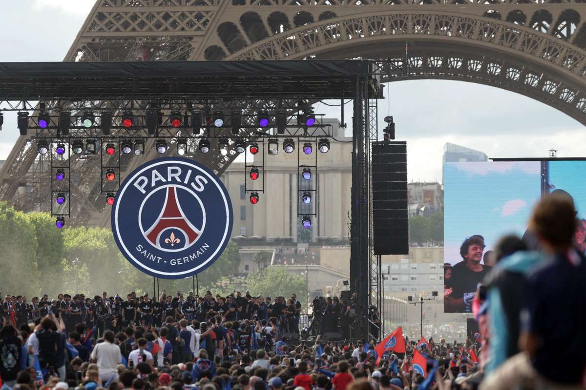 "Prolonger les réjouissances" : les joueurs du PSG défilent devant leurs fans au Champ-de-Mars