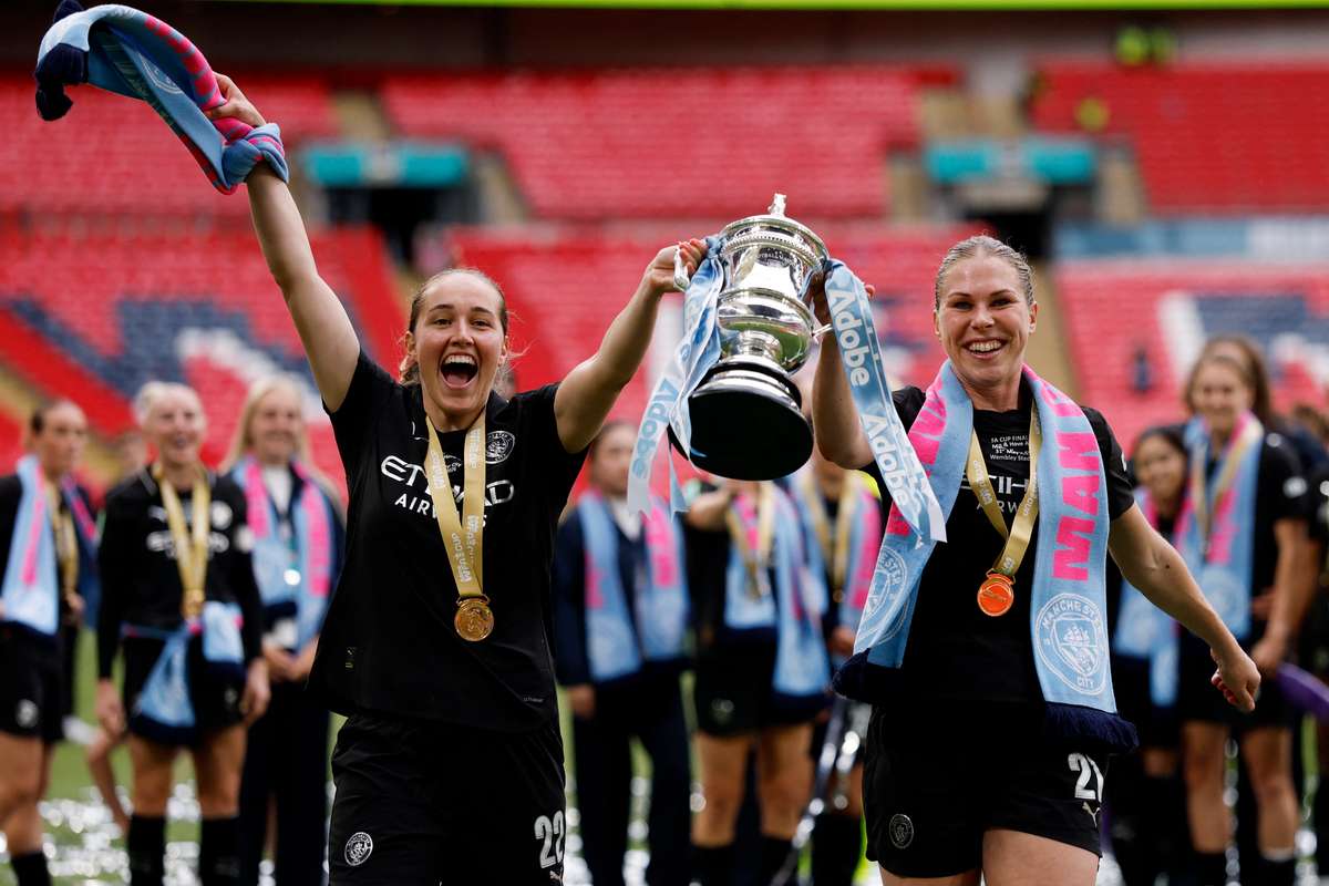 Double-Triumph: Nationalspielerinnen Knaak und Lohmann gewinnen auch den FA Cup