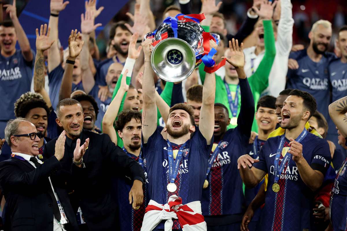 Kvaratskhelia, do Paris Saint-Germain, foi distinguido como o melhor jogador da Champions 25/26 pela UEFA