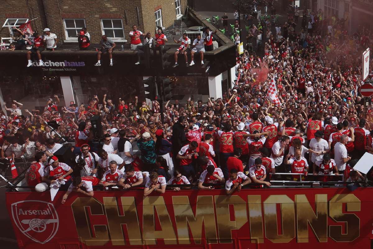 Depois do segundo lugar na Champions, Arsenal junta milhares em Londres para festejar Premier League