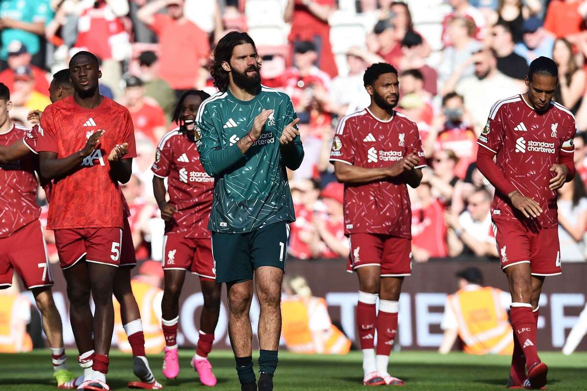 Flashscore sources: Dumfries an option as Liverpool rethink transfer plans after exits