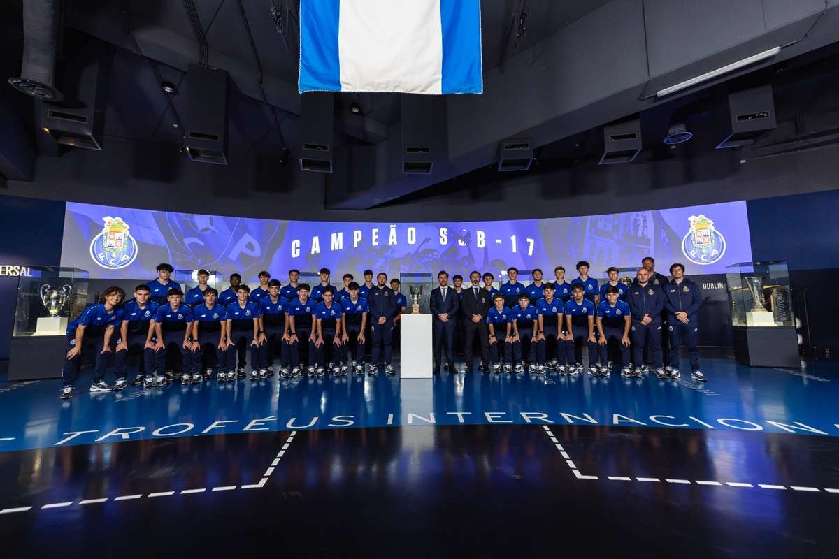 André Villas-Boas recebeu troféu de campeão de sub-17 no Museu do FC Porto e realçou que este tem sido um ano vitorioso