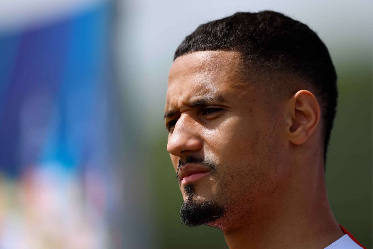 Deschamps asegura que Saliba se encuentra «bien» tras sus problemas de espalda