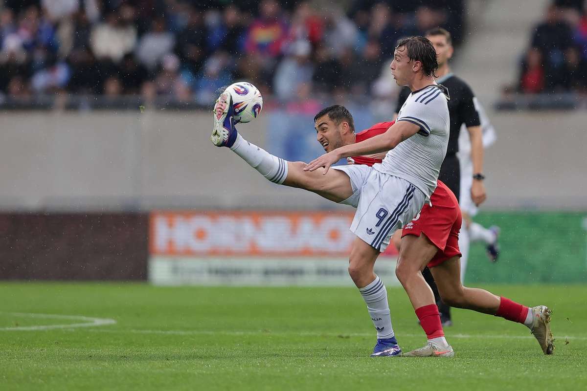 Itália, ausente no Mundial, vence Luxemburgo com a equipa mais jovem do século (0-1)