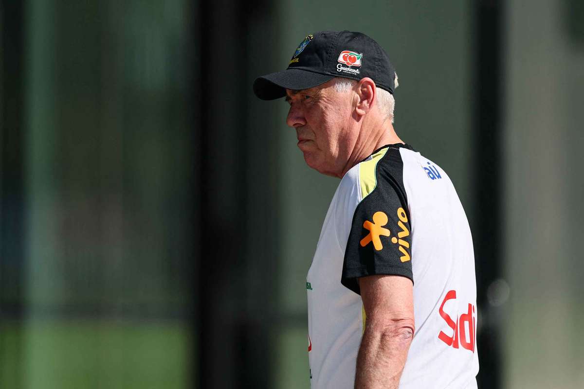 Ancelotti testa meio campo com três médios em treino aberto do Brasil