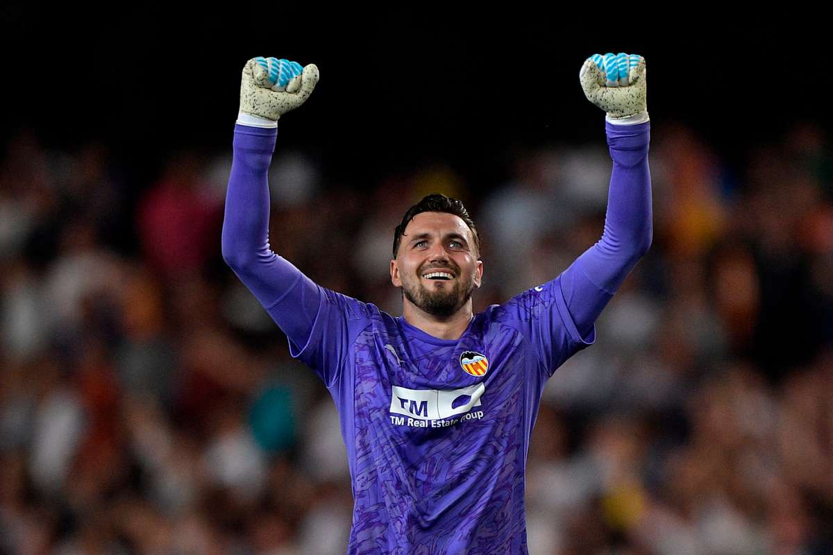 Dimitrievski renueva con el Valencia por dos temporadas más