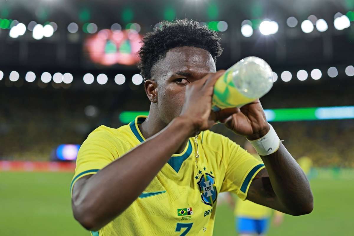 «Pura ganância»: Será que a FIFA está a deixar os adeptos com sede ao proibir garrafas de água?