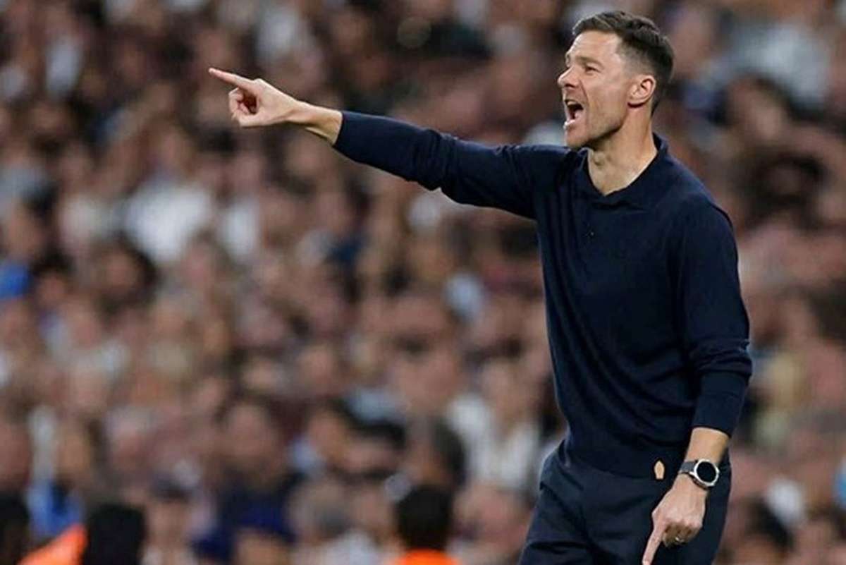 Xabi Alonso em Cobham para encontro com a equipa técnica do Chelsea