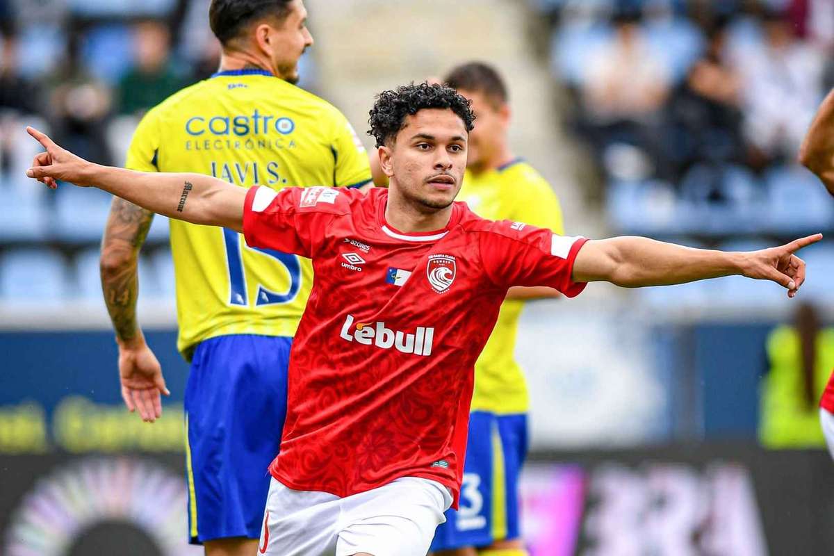Gabriel Silva (Santa Clara) ruma ao SC Braga