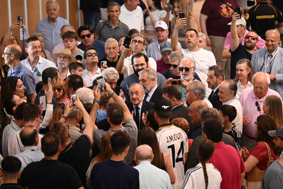 Eleições do Real Madrid: Florentino Pérez e Enrique Riquelme votaram cedo, no meio das filas em Valdebebas