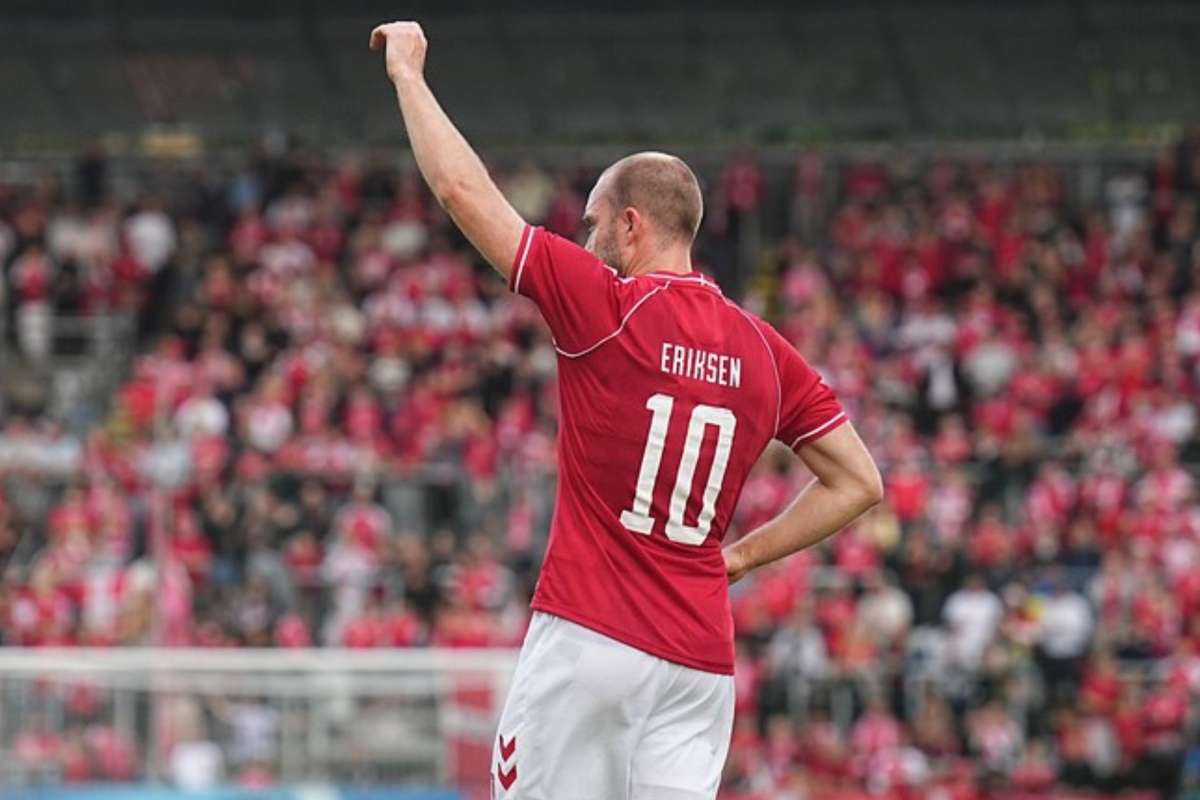 Eriksen volta a desmaiar em jogo da Dinamarca, mas médio está consciente