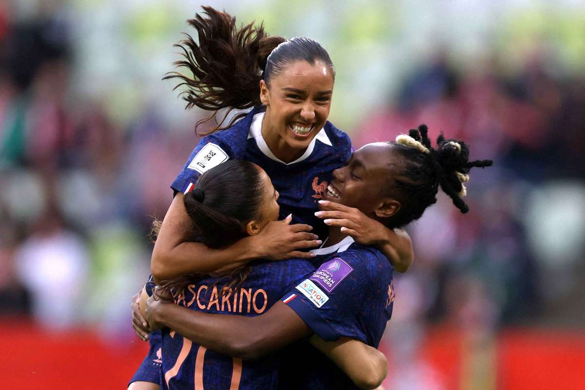 Corneille propose un duo avec l'équipe de France
