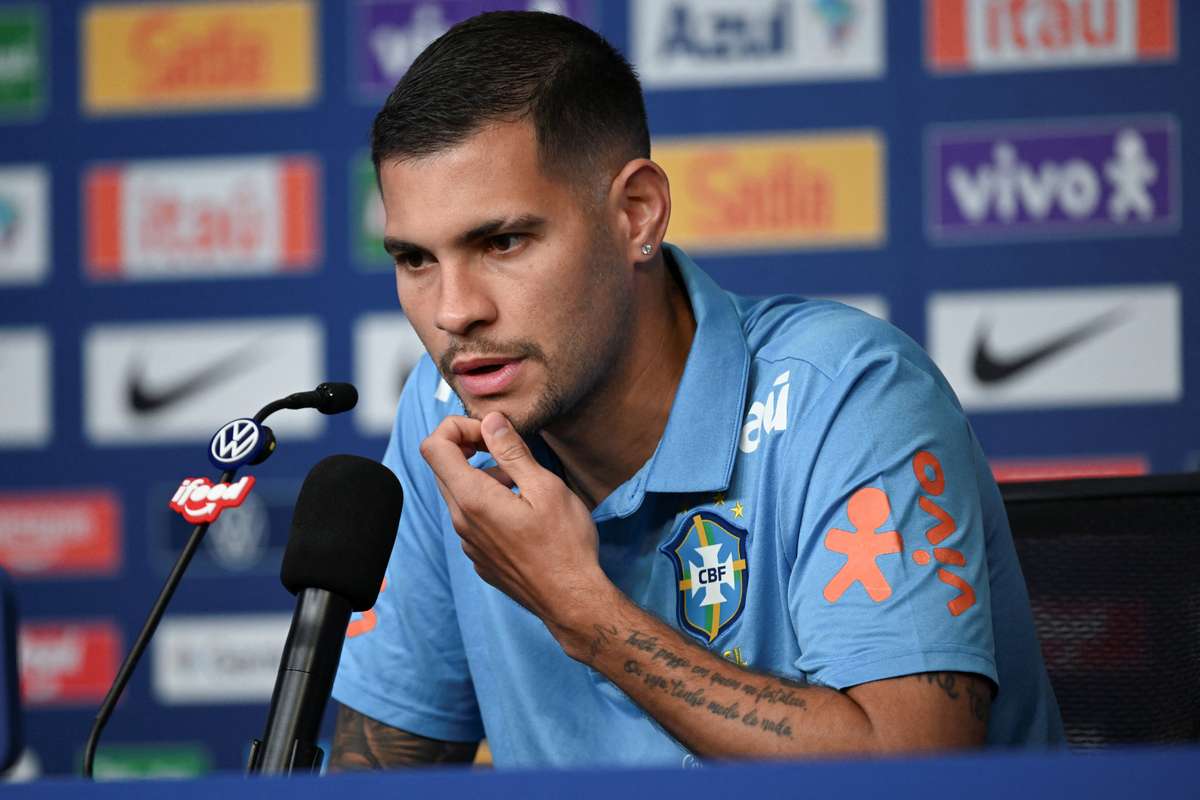 Bruno Guimarães lamenta saída de Wesley e responde a Olise: "Ninguém tem cinco estrelas no peito"